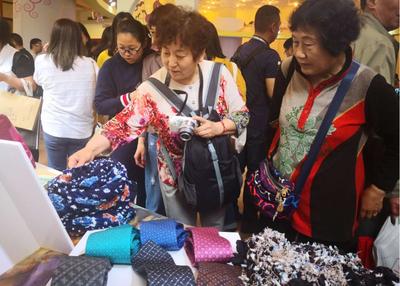 兰州交通大学染缬艺术研究所文创产品亮相第十二届中国艺术节演艺及文创产品博览会