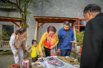 手绘乡村画卷 助力乡村振兴 三峡文艺创作者为基层老百姓送“精神产品”