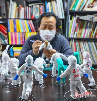 民间艺人创作面塑“逆行者”为战胜疫情加油